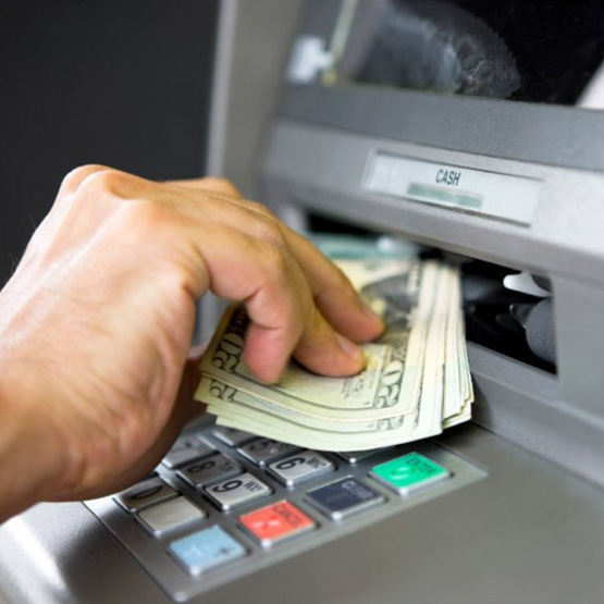 Тепер уже не треба міняти валюту в обмінниках чи через банкомати, це можна зробити онлайн в інтернеті, не виходячи з дому. Фото з сайту resize.rbl.ms